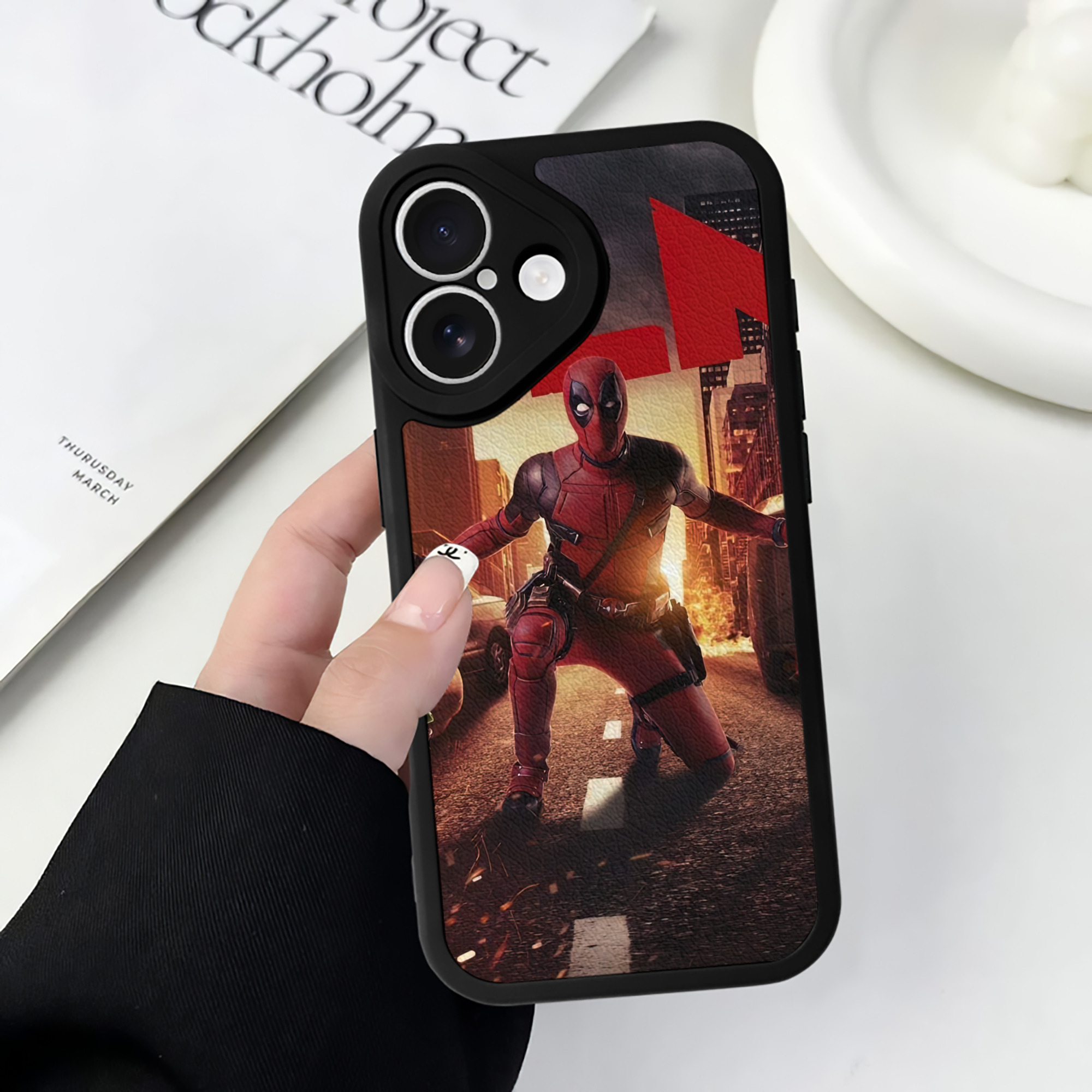 （画像用） Deadpool デッドプール 【iPhone 16シリーズ対応】シリコンスマホケース（レザー調） 材質：シリコン